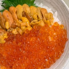 Bowl of rice topped with sea urchin and salmon roe