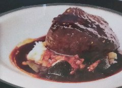 柔らか牛フィレ肉を赤ワインソースで。