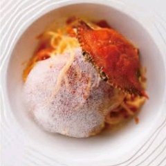 蟹エキスをトマトクリームに移した泡ソースで食べるパスタ。