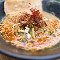 濃厚でスパイスのある坦々麺