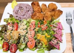 たっぷり野菜と、大豆ミートフライ、ご飯のプレート