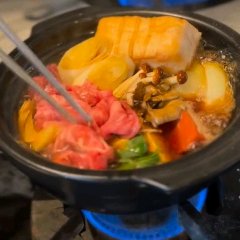 Taste the delicious flavor of Omi beef in sukiyaki