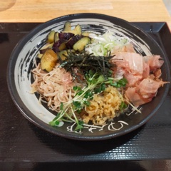 Soba with plenty of condiments