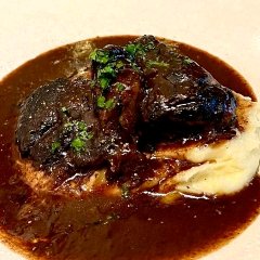 和牛の、ほほ肉を5,6時間ワインで煮込んだ料理