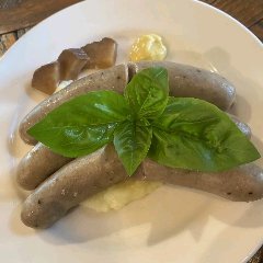 羊のソーセージ。畑で採れたピクルスと共に。