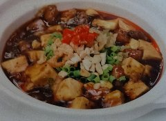 牛肉を使用。干しエビやナッツで味に深みを持たせた創作麻婆豆腐