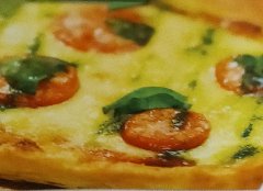 脆脆的新口感。Margherita 配有机番茄和嫩奶酪。