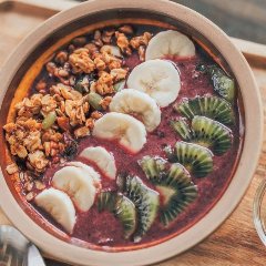 米粉を使ったグラノーラがザクザクした食感のアサイーボウル
