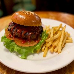 使用原味香料的 Jerk 鸡肉汉堡。