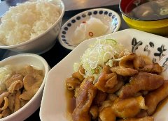 もつ煮込みと、もつ焼きを両方楽しめる定食