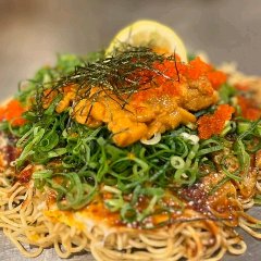 성게와 트빅코, 레몬을 사용한 히로시마 스타일의 오코노미 야키