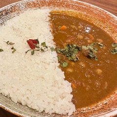 2種類の豆が入ったヴィーガン対応の薬膳カレー