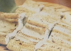 ワサビ醤油で食べる鰻の白焼き