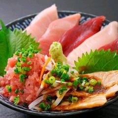 天然南まぐろと、びんちょう鮪が入った鮪丼