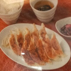 餃子ともやし、漬物、スープ、白ご飯のシンプルな定食