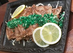 柔らかく焼き上げたお肉を特製のレモンソースで