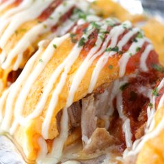 トマトで煮込んだ豚の角煮を卵で包む