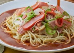 고기와 채소의 모양이 사라질 때까지 끓여 만든 소스 양념 스파게티