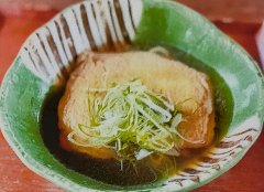 京都東山豆腐のお揚げと、朝採り九条ネギが合わさったうどん