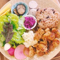 午餐套餐供应大量当地蔬菜。