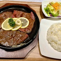 レモンの効いた和風ソースで食べるステーキ