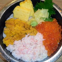 蟹も、いくらもウニも食べられる丼