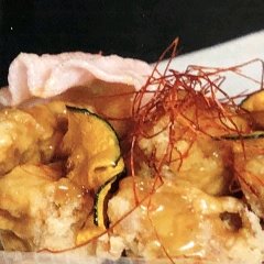 甘辛ソースで味付けした唐揚げ。