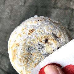工匠烤制的“梅枝饼”