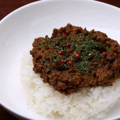 Curry with the flavor of minced meat and the coolness of cardamom spreading in the mouth