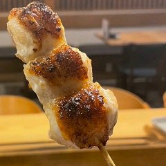 しっかり焼き目のついた皮目と柔らかい部分を味わえるむね肉の焼き鳥