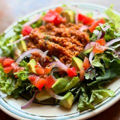 ヴィーガンも食べられるタコライス。アボカドやトマトで色鮮やか。