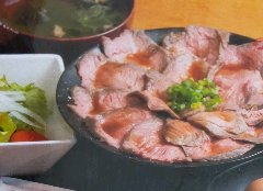 自家製低温調理をした神戸ビーフのローストビーフを使用