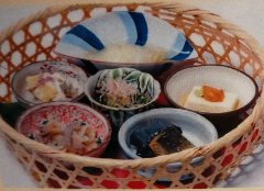 京野菜を使った複数のおばんざい小皿が籠で提供