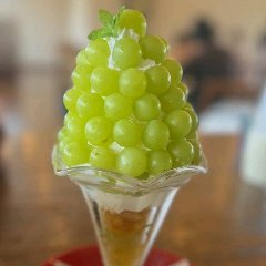 【数量限定】自社産のシャインマスカットを沢山のせたパフェ