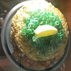 牛すじのねぎ焼き。ネギは九条ネギを使用