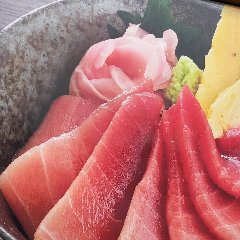 天然南鮪の中トロをシンプルに盛り付けた丼