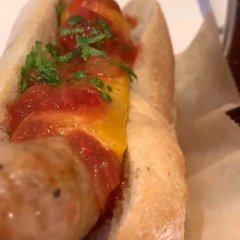 炭火で仕上げたホットドッグ