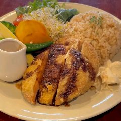大豆ミートで作ったカツレツ2枚と、玄米の定食
