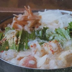 天然素材だけで10時間以上煮込む特製スープのもつ鍋