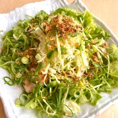 매콤한 치킨과 푸짐한 샐러드