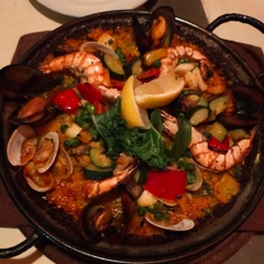 Paella con muchos ingredientes como gambas y mejillones