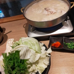 使用熬煮8小时的浑汤制成的火锅。