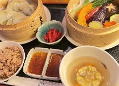 雑穀玄米付きでヘルシーな蒸し野菜定食