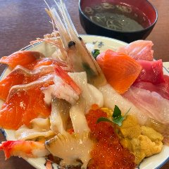 15種類の海鮮が乗った海鮮丼
