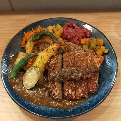 Curry with pork cutlets that vegans can also eat.