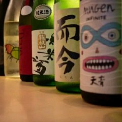 Puedes degustar tres tipos de sake cuidadosamente seleccionados por un maestro sake.