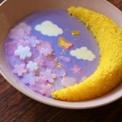 月によって変わる、カラフルなカレーライス。