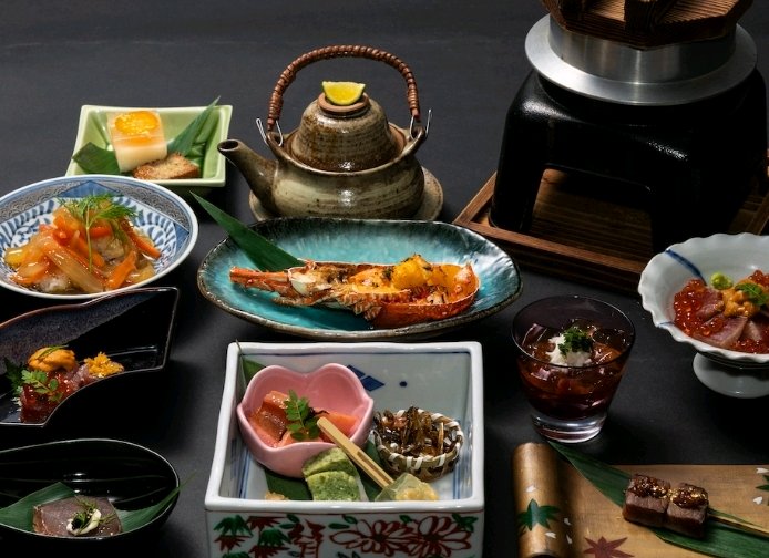 金枪鱼菜肴和时令日本料理。(鮪料理と季節の日本料理を楽しむコース)