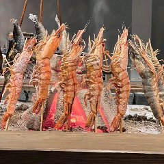 特大の海老を炉端焼きで。