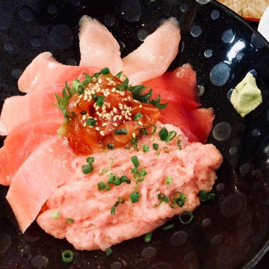 マグロ満足丼
